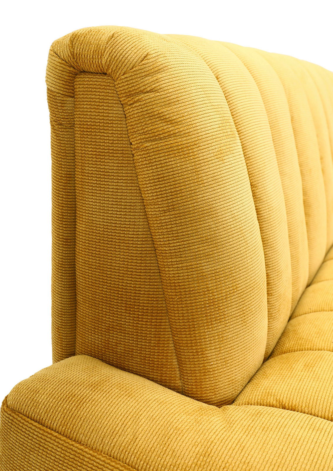 Nahaufnahme einer gelben 2,5er-Sitzbank mit geripptem Stoffbezug, seitliche Perspektive