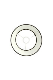 Ansicht von oben auf einen runden, weißen Lampenschirm mit schwarzem Rand und Metallstreben.