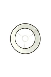 Ansicht von oben auf einen runden, weißen Lampenschirm mit schwarzem Rand und Metallstreben.