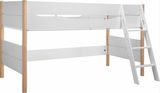 Weißes Spielbett mit Holzpfosten und integrierter Leiter, seitliche Perspektive