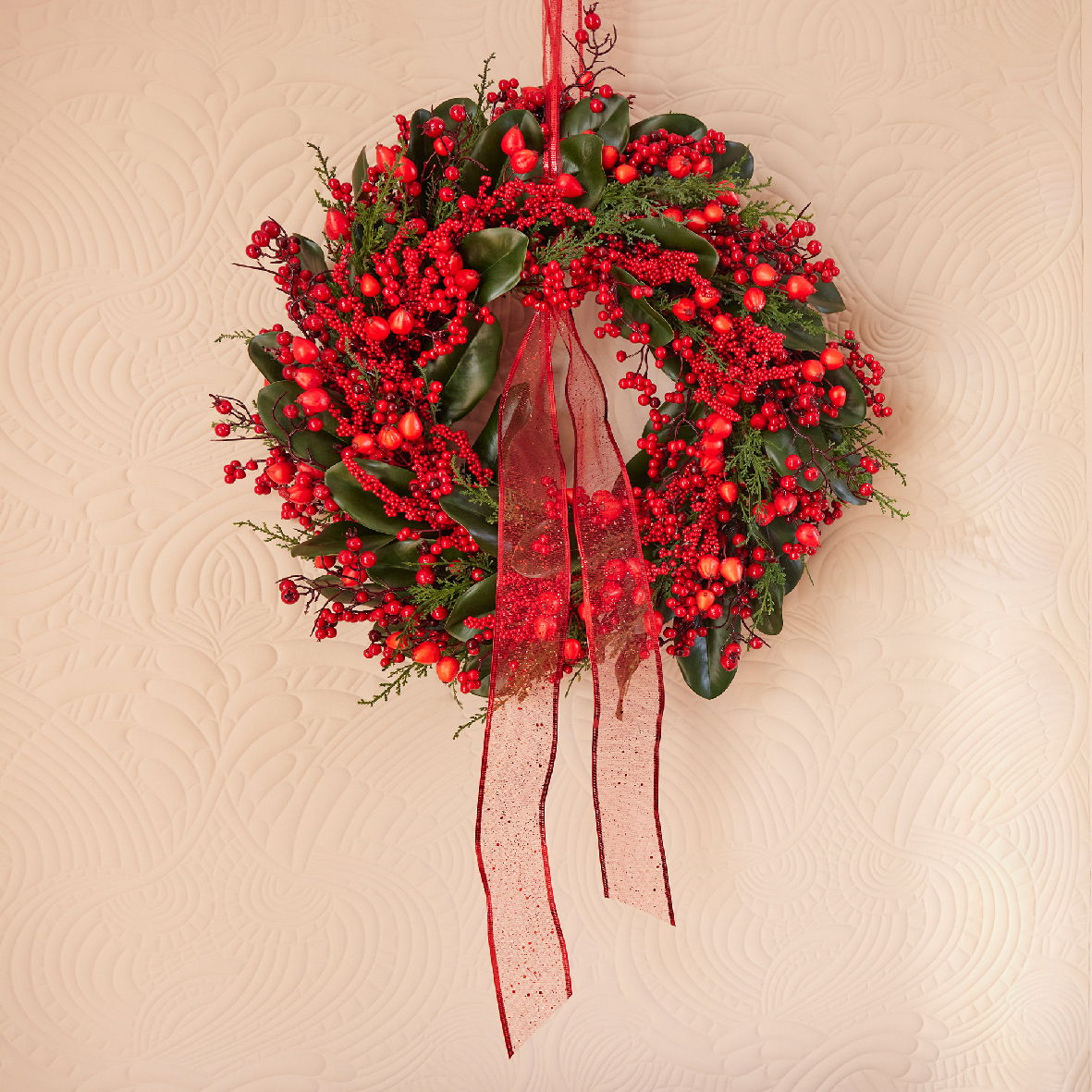 Zurbrüggen Weihnachtskranz Ø60 Weihnachtskranz mit roten Beeren und grünen Blättern, verziert mit einem roten Band, aus der Frontalperspektive fotografiert.