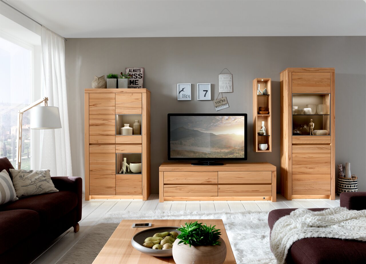 Wöstmann Markenmöbel Wandcombinatie SOLEO 3000 Zicht op de woonkamer met de SOLEO 3000-wandcombinatie van Wöstmann Markenmöbel in een lichte houtlook, bestaande uit twee vitrinekasten, een tv-meubel en een wandrek, gezien vanaf de voorkant.