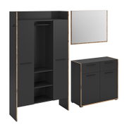 Schwarzes Garderoben-Set mit Kleiderschrank (geöffnete Türen, innen Kleiderstange und Einlegeböden), passendem Spiegel und Kommode mit Schubladen, Holzoptik-Kanten; Ansicht schräg von vorn.