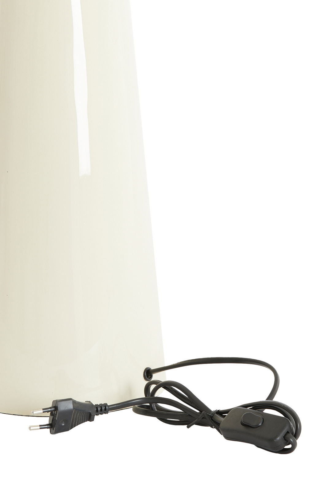 Nahaufnahme eines weißen Lampenfußes mit schwarzem Kabel und Schalter, seitliche Perspektive