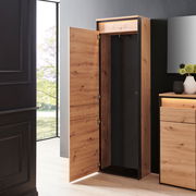 Geöffneter Garderobenschrank aus Holz mit moderner Optik, seitliche Perspektive
