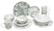 Kombiservice 30-tlg. mit floralem Muster in Grau und Weiß, bestehend aus Tellern, Schalen und Tassen, aus der Vorderansicht fotografiert.