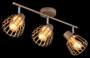 Moderne 3-flammige Deckenleuchte/Spotleiste in Bronze mit drei goldfarbenen Drahtkäfig-Schirmen und warm leuchtenden Edison-Leuchtmitteln, schräg von unten in Perspektive fotografiert vor schwarzem Hintergrund