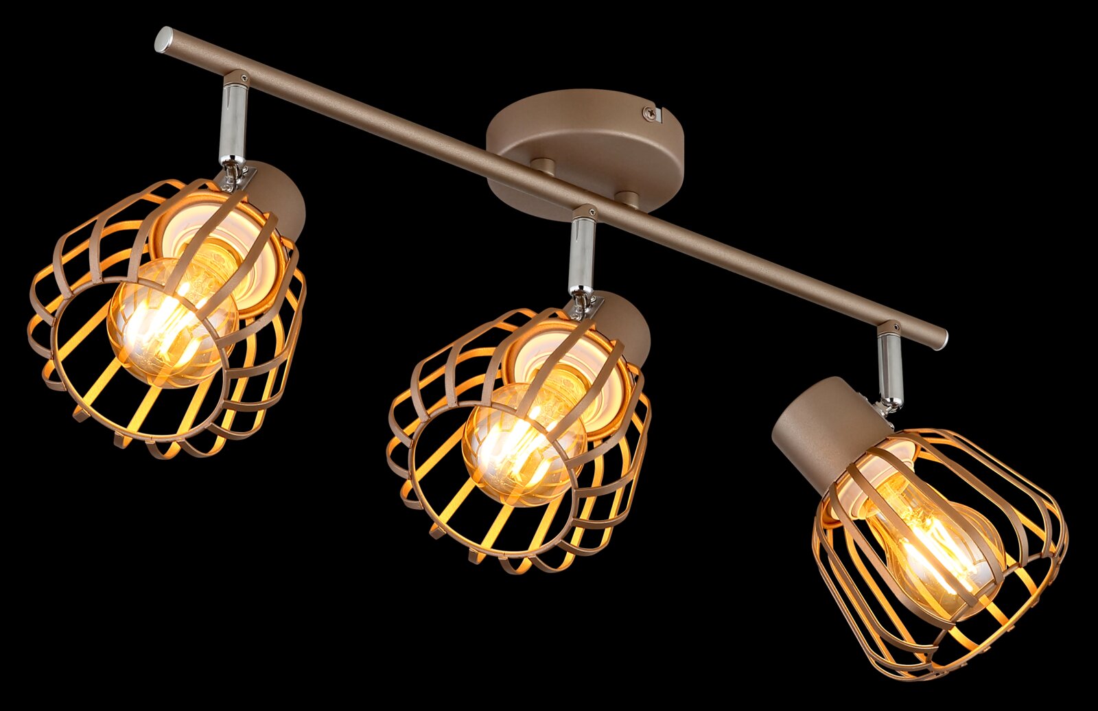 Moderne 3-flammige Deckenleuchte/Spotleiste in Bronze mit drei goldfarbenen Drahtkäfig-Schirmen und warm leuchtenden Edison-Leuchtmitteln, schräg von unten in Perspektive fotografiert vor schwarzem Hintergrund