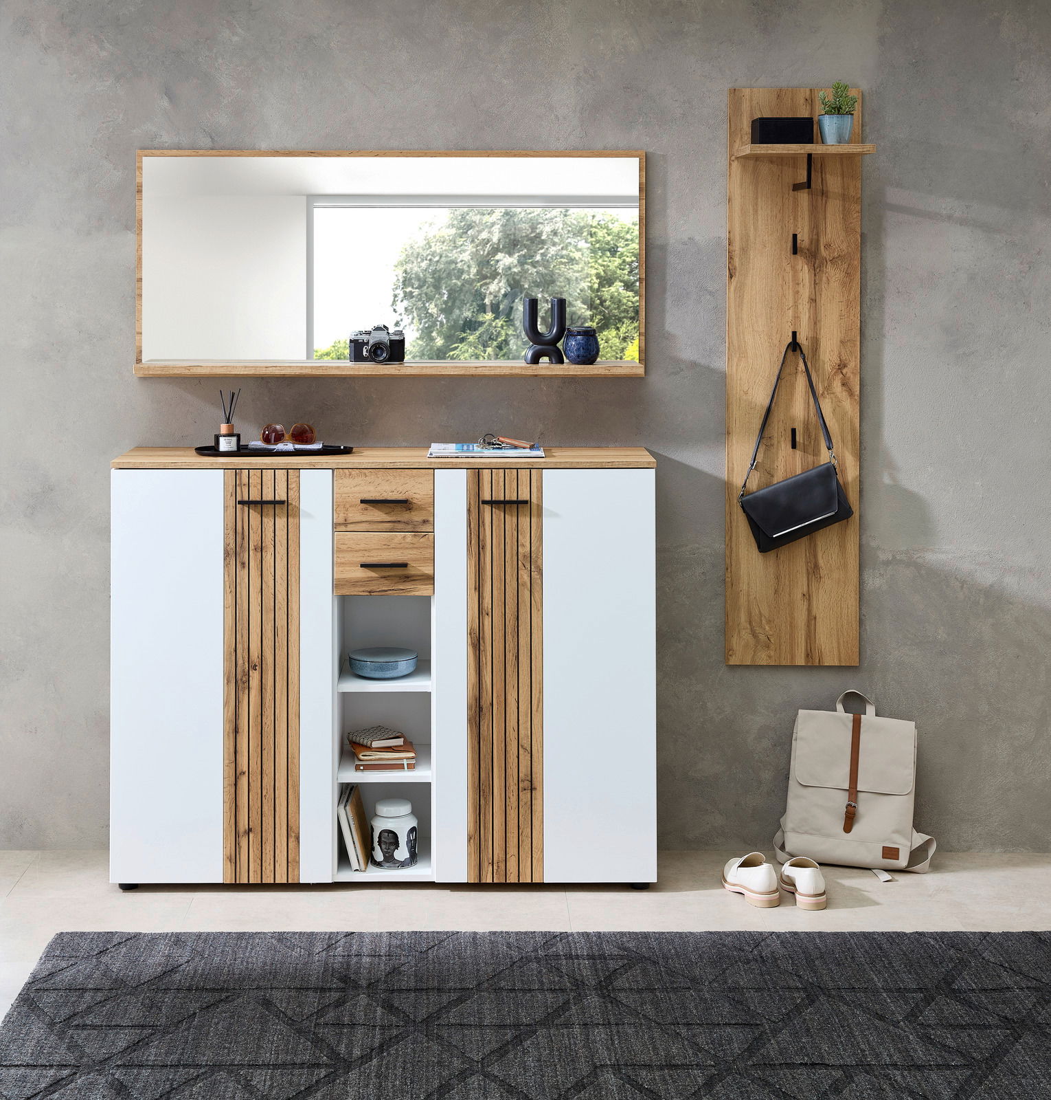 XORA XL-Spiegel SPARKS Großer rechteckiger XL-Spiegel an der Wand über einem modernen Sideboard mit Holz- und Weißakzenten, daneben eine Garderobenleiste mit Haken und Ablage, Perspektive von vorne.