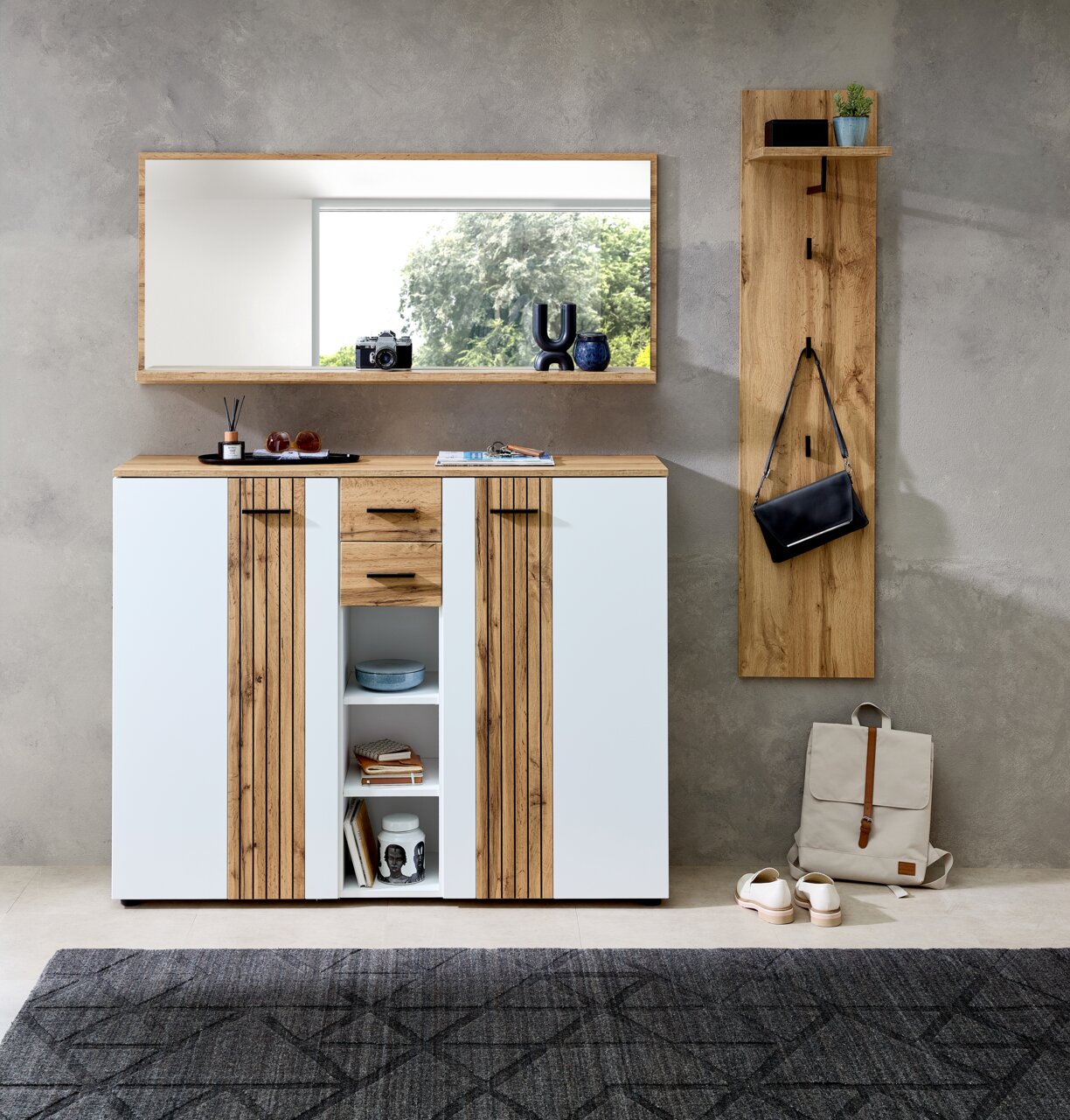XORA XL-Spiegel SPARKS Großer rechteckiger XL-Spiegel an der Wand über einem modernen Sideboard mit Holz- und Weißakzenten, daneben eine Garderobenleiste mit Haken und Ablage, Perspektive von vorne.