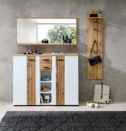 Großer rechteckiger XL-Spiegel an der Wand über einem modernen Sideboard mit Holz- und Weißakzenten, daneben eine Garderobenleiste mit Haken und Ablage, Perspektive von vorne.