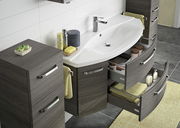 Moderne Badkombination mit Waschbecken und offenen Schubladen, seitliche Perspektive