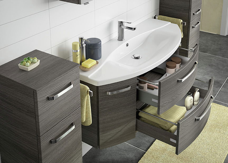 Moderne Badkombination mit Waschbecken und offenen Schubladen, seitliche Perspektive
