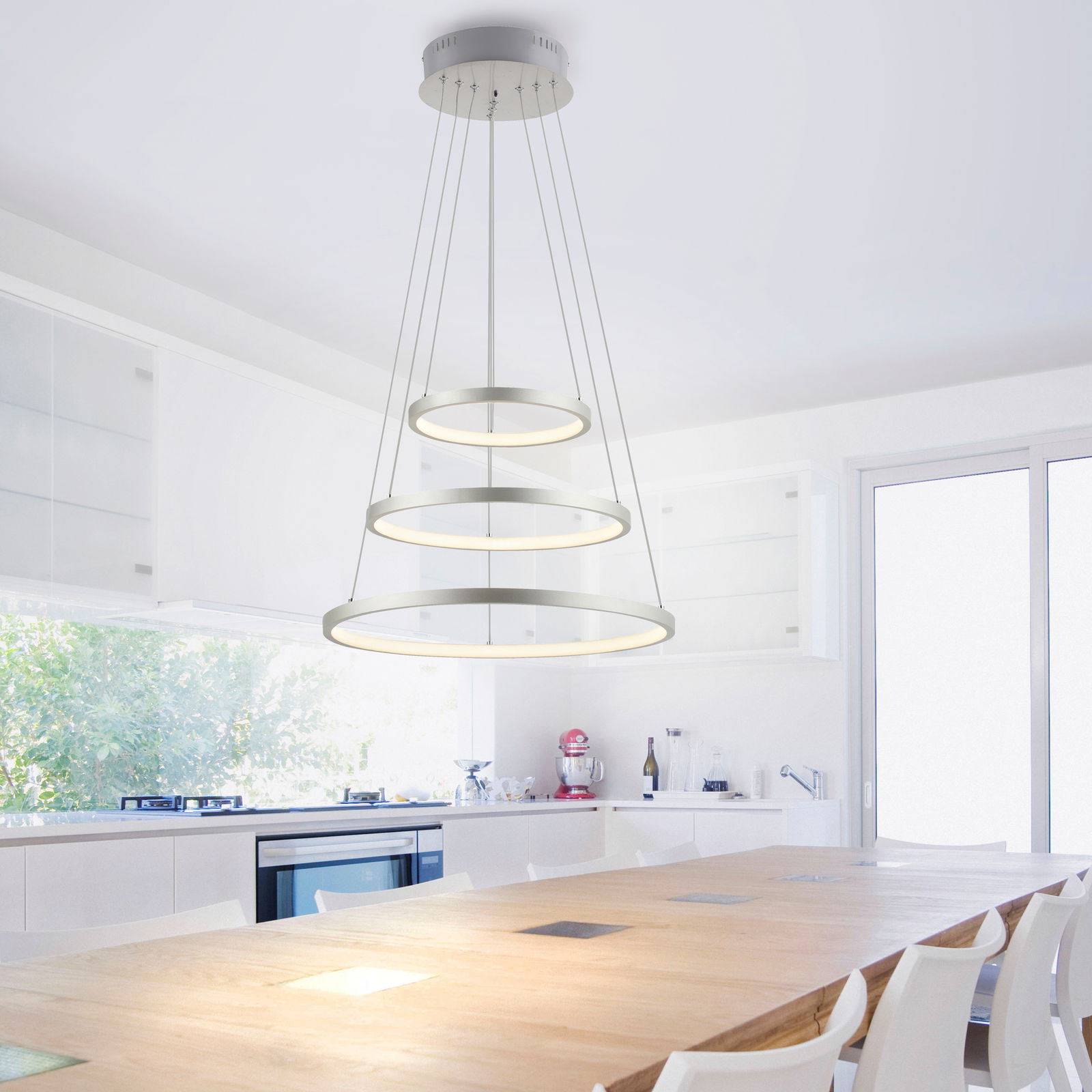 Moderne LED-Hängeleuchte Anelli mit drei leuchtenden Ringen, von unten betrachtet in einer hellen Küche.