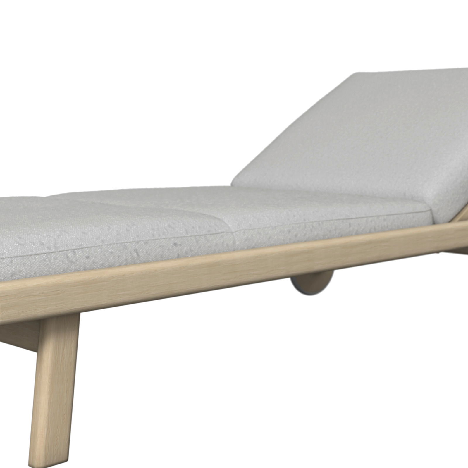 Sonnenliege mit hellem Holzrahmen und weißer Polsterung, seitliche Perspektive