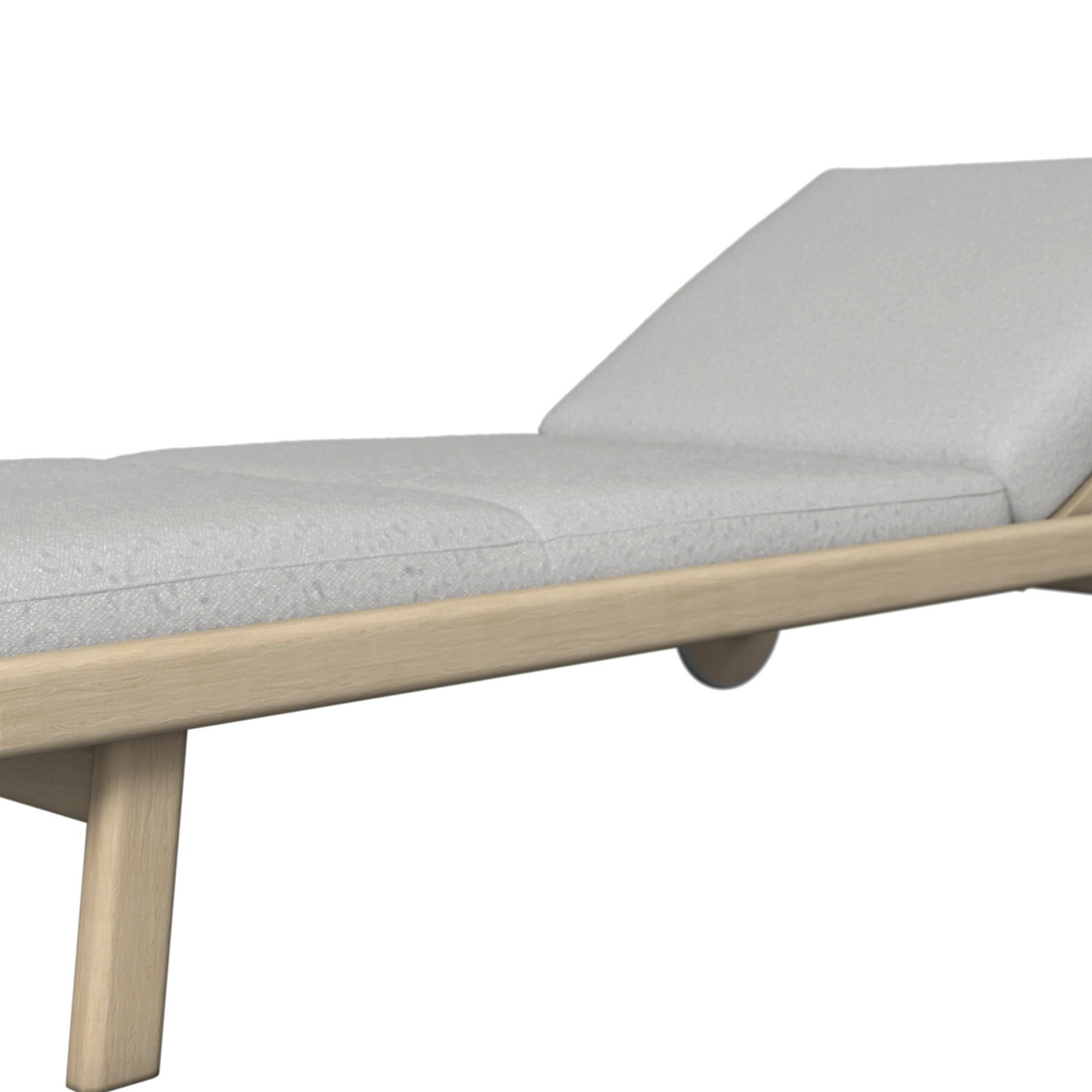 Sonnenliege mit hellem Holzrahmen und weißer Polsterung, seitliche Perspektive