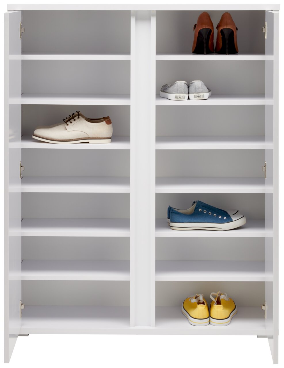Weißer Schuhschrank mit mehreren Fächern, gefüllt mit verschiedenen Schuhen, aus frontaler Perspektive.
