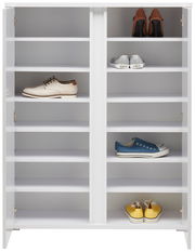 Weißer Schuhschrank mit mehreren Fächern, gefüllt mit verschiedenen Schuhen, aus frontaler Perspektive.