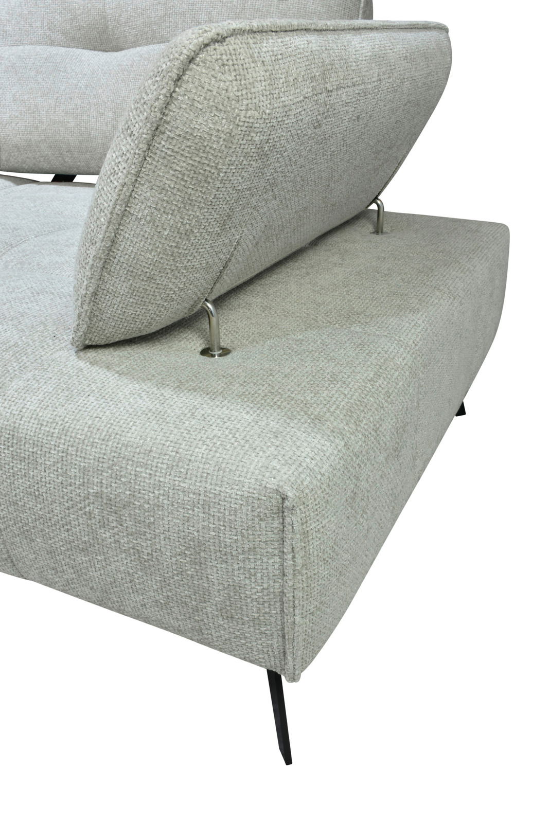 Nahaufnahme eines Longchairs mit verstellbarer Rückenlehne in hellgrauem Stoff, seitliche Perspektive.