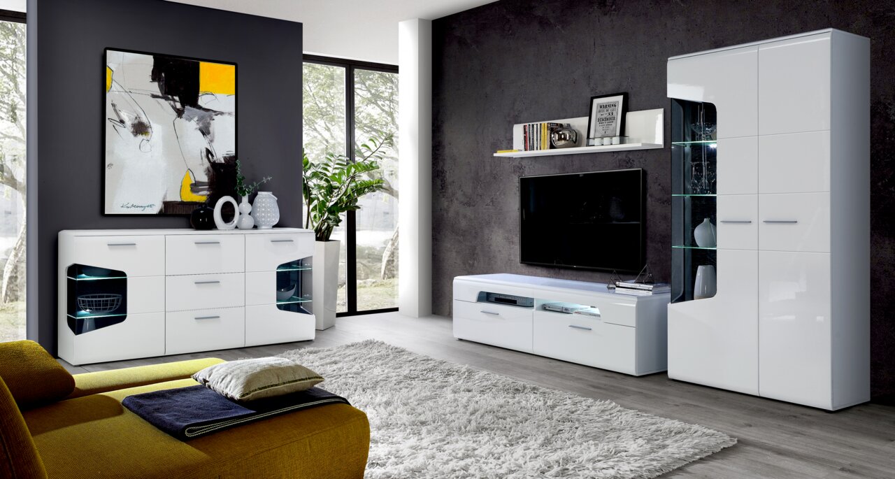 Moderne Wohnzimmermöbel in Hochglanz-Weiß, bestehend aus einem Sideboard, TV-Lowboard und einer Vitrine, in einer stilvollen Raumgestaltung mit Blick auf die Frontansicht.