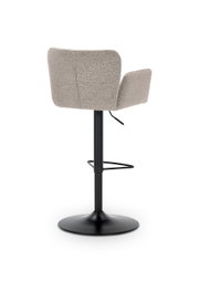 Achterkant van een moderne barkruk met lichtgrijze stoffen bekleding en een zwart metalen onderstel.