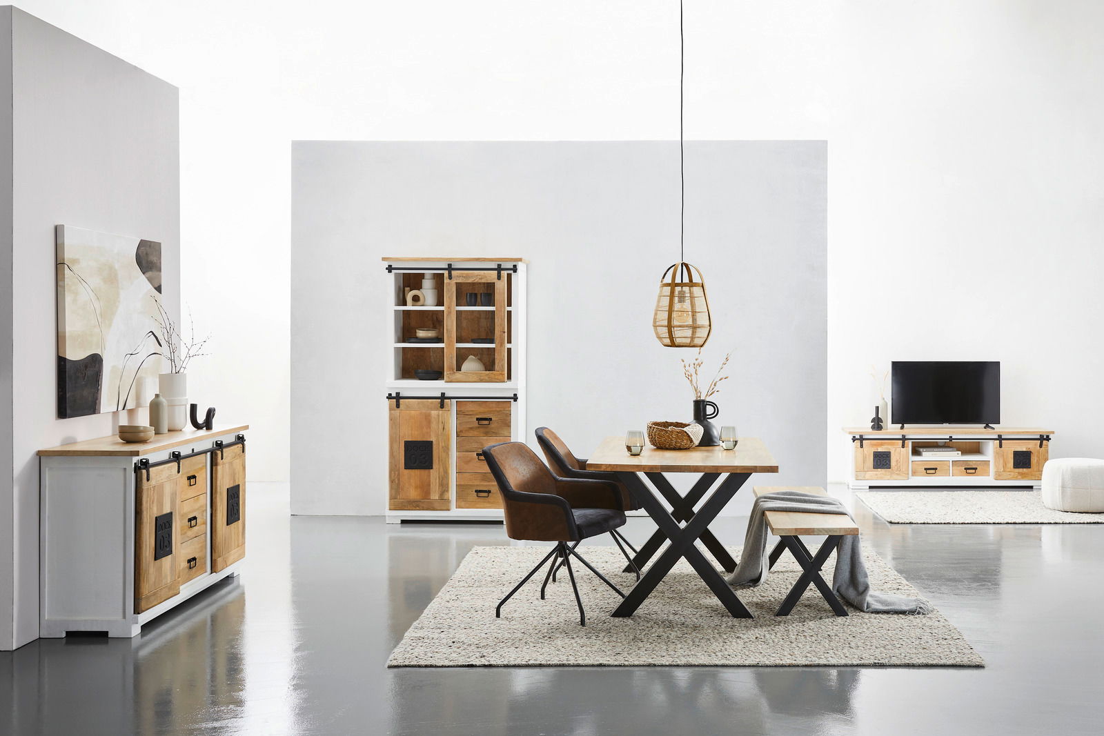 Z2 Vitrine DOCK 03 Moderne Wohnzimmermöbel in hellem Holz und schwarzem Metall, bestehend aus einem Esstisch mit Stühlen, einem TV-Lowboard, einem Highboard und einem Sideboard, aus der Frontalperspektive betrachtet.