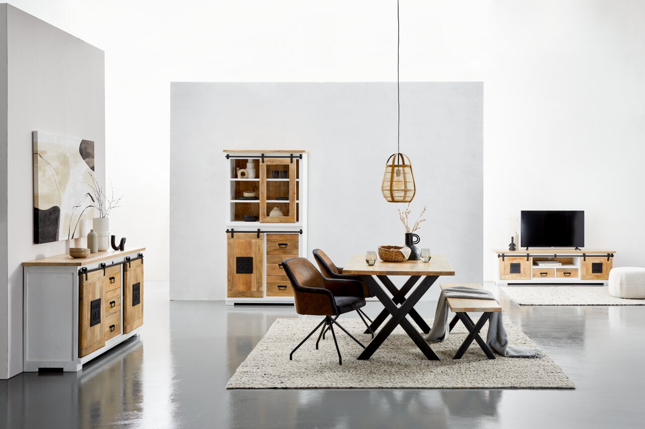 Z2 Weinregal DOCK 03 Moderne Wohnzimmermöbel in hellem Holz und schwarzem Metall, bestehend aus einem Esstisch mit Stühlen, einem TV-Lowboard, einem Highboard und einem Sideboard, aus der Frontalperspektive betrachtet.