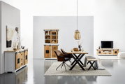 Moderne Wohnzimmermöbel in hellem Holz und schwarzem Metall, bestehend aus einem Esstisch mit Stühlen, einem TV-Lowboard, einem Highboard und einem Sideboard, aus der Frontalperspektive betrachtet.