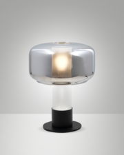 Moderne Tischleuchte mit rundem, silbernem Schirm und schwarzem Sockel, seitliche Perspektive