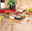Mediterraner Tisch mit Wein, Baguette, Dips, Oliven, Tomaten und gratis Paketlieferung Hinweis