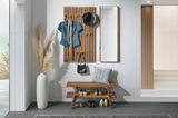 Garderobenpaneel in XL-Breite aus Holz mit Haken für Kleidung und Hüte, daneben ein Spiegel. Perspektive: Frontalansicht.