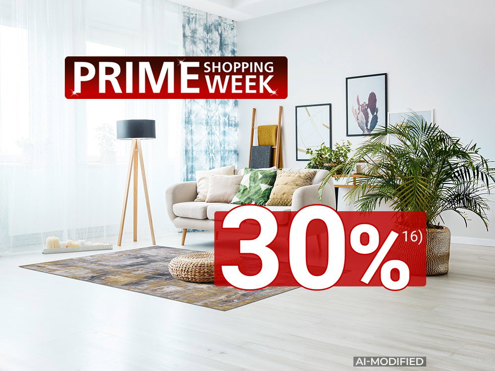 AI-modified: Helles Wohnzimmer mit Sofa, Teppich, Stehlampe und großer Zimmerpflanze; „Prime Shopping Week“-Logo.