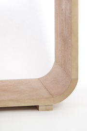 Nahaufnahme eines Standregals aus Holz mit abgerundeten Ecken, seitliche Perspektive