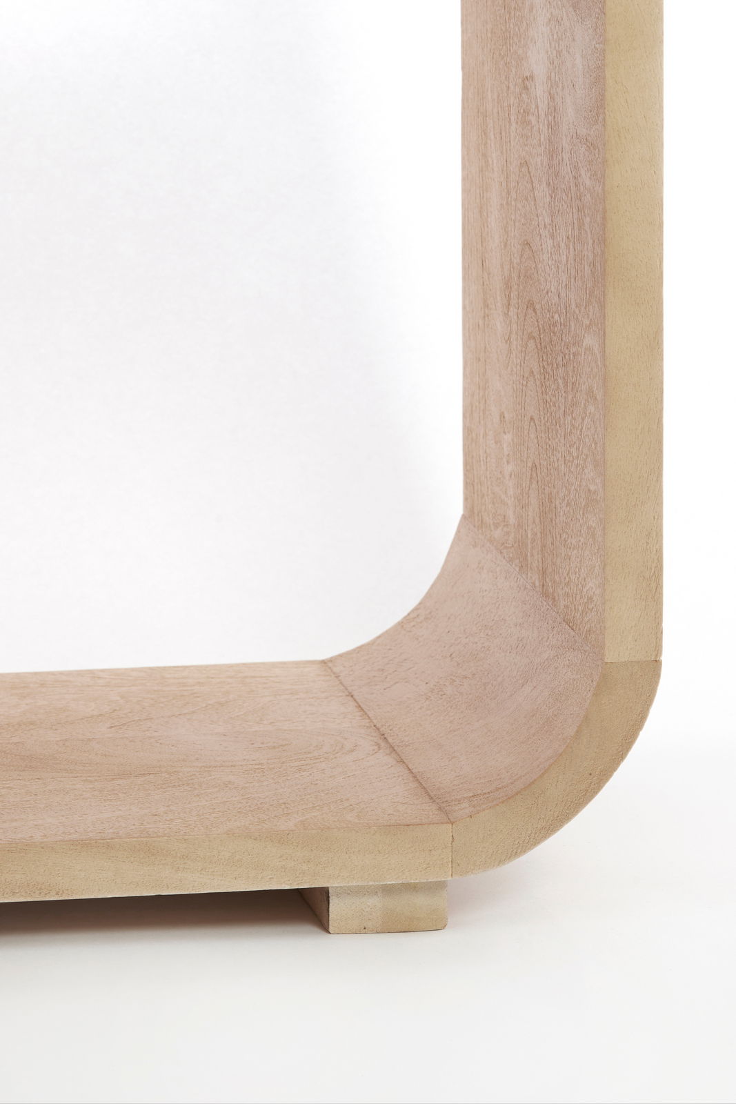 Nahaufnahme eines Standregals aus Holz mit abgerundeten Ecken, seitliche Perspektive