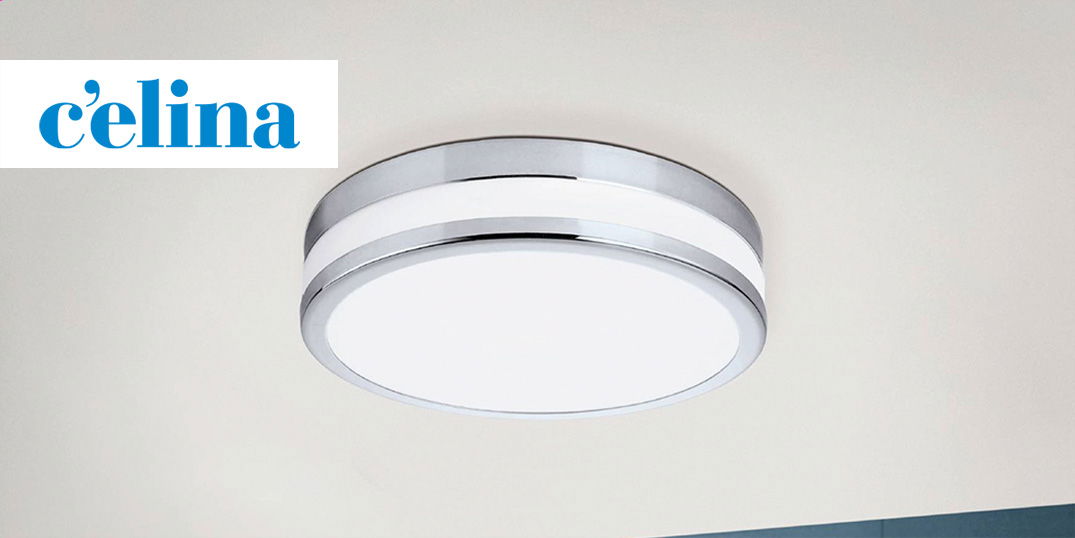 Eine runde Deckenlampe mit silbernem Rand leuchtet hell an einer weißen Zimmerdecke.