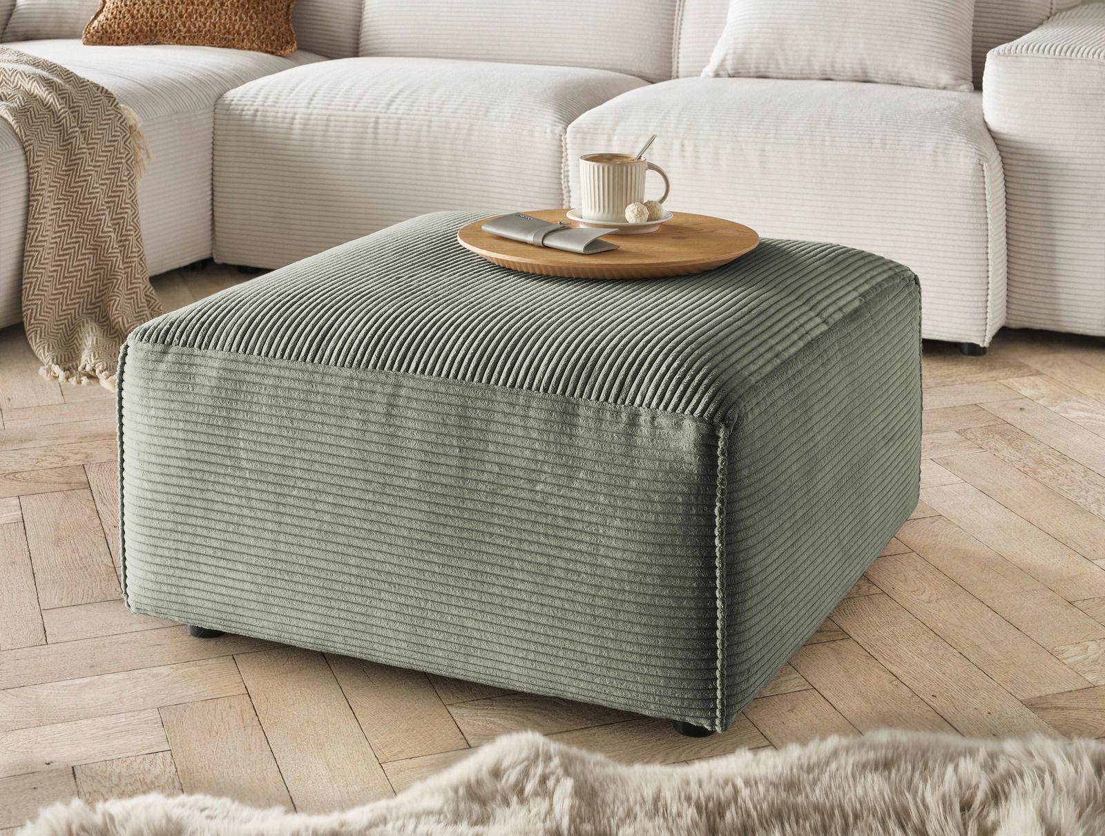 Lounge Handmade Hocker LH-EDINA Grüner Hocker aus Cordstoff in einem Wohnzimmer, seitliche Perspektive