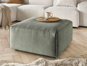 Grüner Hocker aus Cordstoff in einem Wohnzimmer, seitliche Perspektive