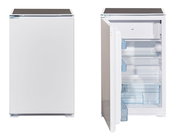 Kühlschrank in zwei Perspektiven: links geschlossen, rechts geöffnet mit sichtbaren Fächern und Gefrierfach.