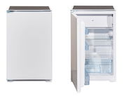 Kühlschrank in zwei Perspektiven: links geschlossen, rechts geöffnet mit sichtbaren Fächern und Gefrierfach.