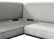 Graue Eckbank mit gepolsterten Sitz- und Rückenflächen, seitliche Perspektive.