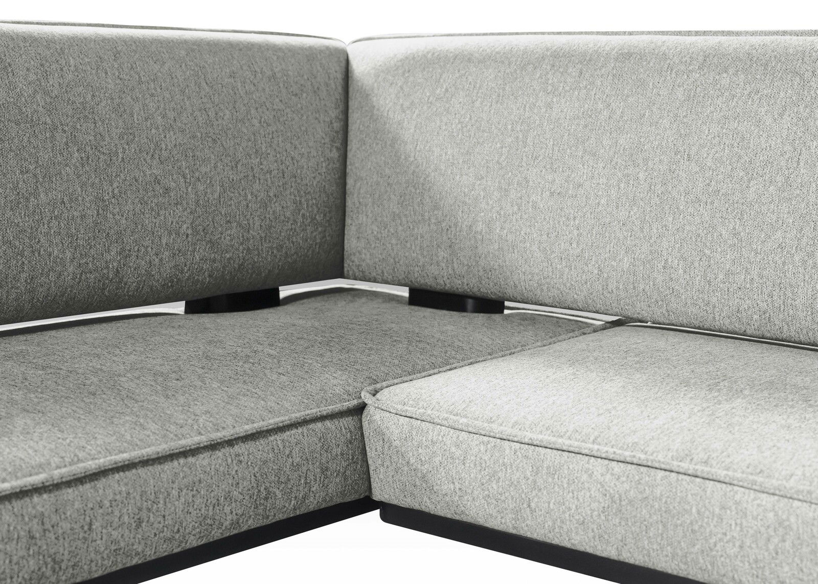 Graue Eckbank mit gepolsterten Sitz- und Rückenflächen, seitliche Perspektive.