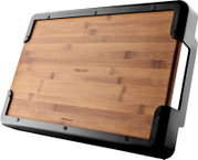 Houten dienblad van bamboe met grijze/zwart kunststof rand en handgrepen, evaso|o-logo in het midden, schuin van boven (driekwartaanzicht) gefotografeerd