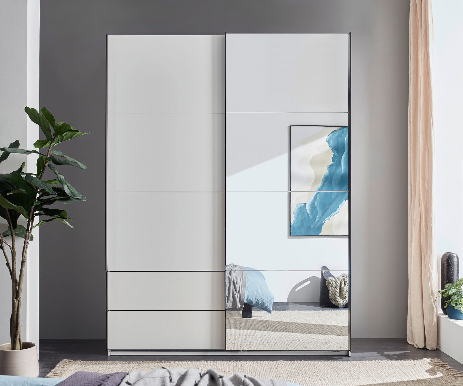 Moderner Schwebetürenschrank mit zwei Türen, eine davon mit Spiegel, in einem stilvoll eingerichteten Raum, frontal betrachtet.