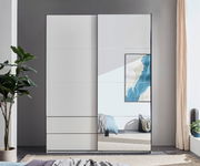 Moderner Schwebetürenschrank mit zwei Türen, eine davon mit Spiegel, in einem stilvoll eingerichteten Raum, frontal betrachtet.