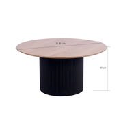 Runder Couchtisch mit einem Durchmesser von 80 cm und einer Höhe von 40 cm, mit einer Holzplatte und einem schwarzen, geriffelten Sockel, seitliche Perspektive.