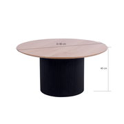 Runder Couchtisch mit einem Durchmesser von 80 cm und einer Höhe von 40 cm, mit einer Holzplatte und einem schwarzen, geriffelten Sockel, seitliche Perspektive.