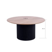 Runder Couchtisch mit einem Durchmesser von 80 cm und einer Höhe von 40 cm, mit einer Holzplatte und einem schwarzen, geriffelten Sockel, seitliche Perspektive.