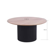 Runder Couchtisch mit einem Durchmesser von 80 cm und einer Höhe von 40 cm, mit einer Holzplatte und einem schwarzen, geriffelten Sockel, seitliche Perspektive.