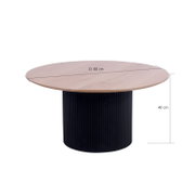 Runder Couchtisch mit einem Durchmesser von 80 cm und einer Höhe von 40 cm, mit einer Holzplatte und einem schwarzen, geriffelten Sockel, seitliche Perspektive.