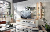 Modernes TV-Medienboard in einem stilvollen Wohnzimmer, frontal betrachtet, mit integriertem Stauraum und Dekorationen.